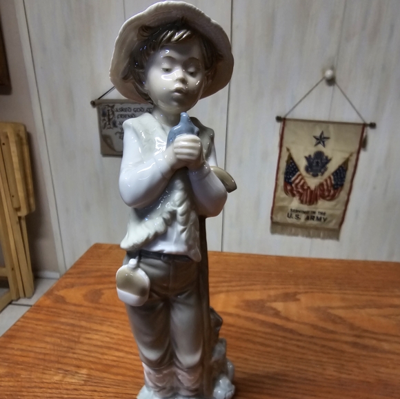 Lladro NAO 'Boy with Bird' - Picture 1 of 4